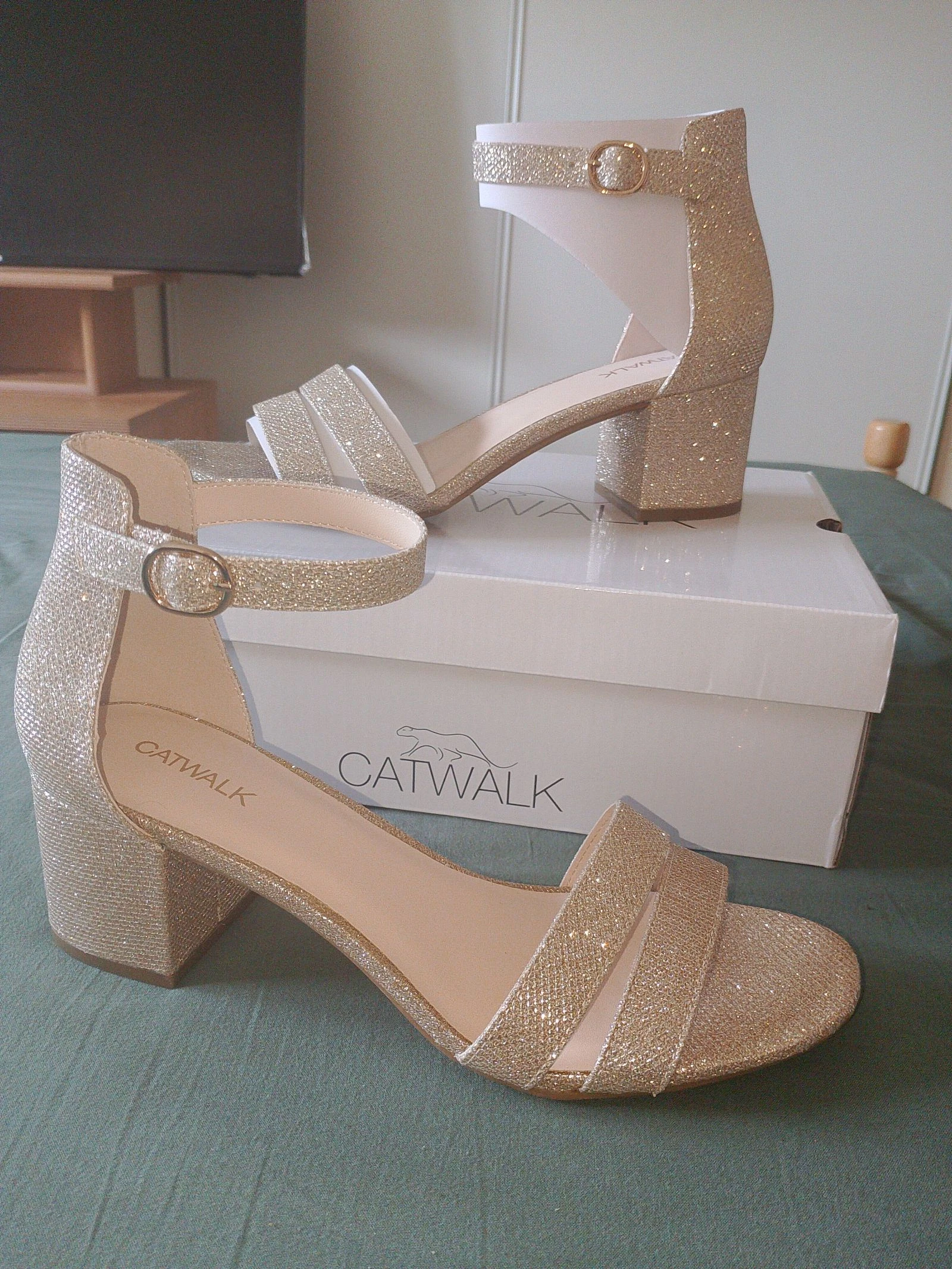 Sandálias douradas com glitter de salto quadrado Catwalk (Tamanho 41) - Novas – photo 5